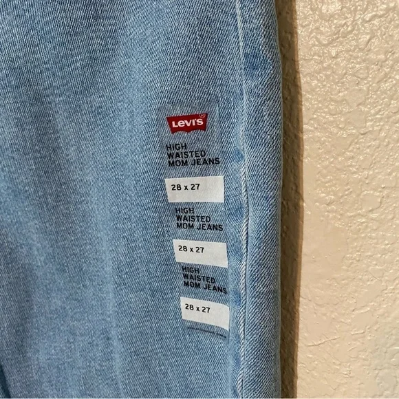 NWT Levi’s High Waisted Mom Jeans in Summer Stray - Picture 6 of 6